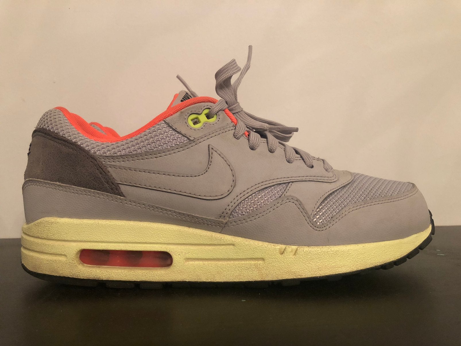 Air max 1 Yeezy FB Wolf grey maat 42, Ophalen of Verzenden, Zo goed als nieuw, Overige kleuren