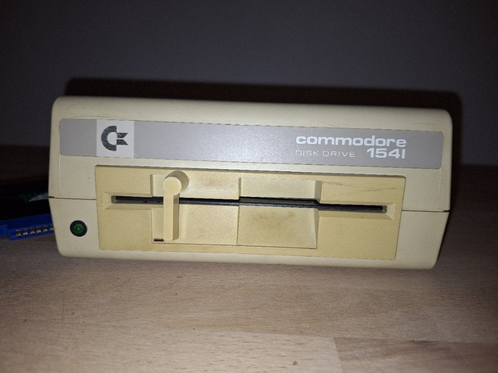 Commodore 1541 disk drives, Ophalen, Commodore