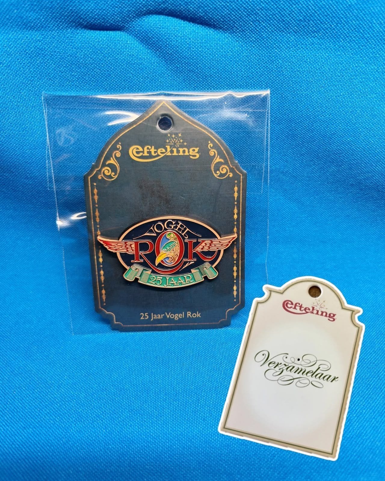 Efteling jubileum pin 25 jaar Vogelrok nieuw op kaartje, Ophalen of Verzenden, Nieuw, Button of Speldje
