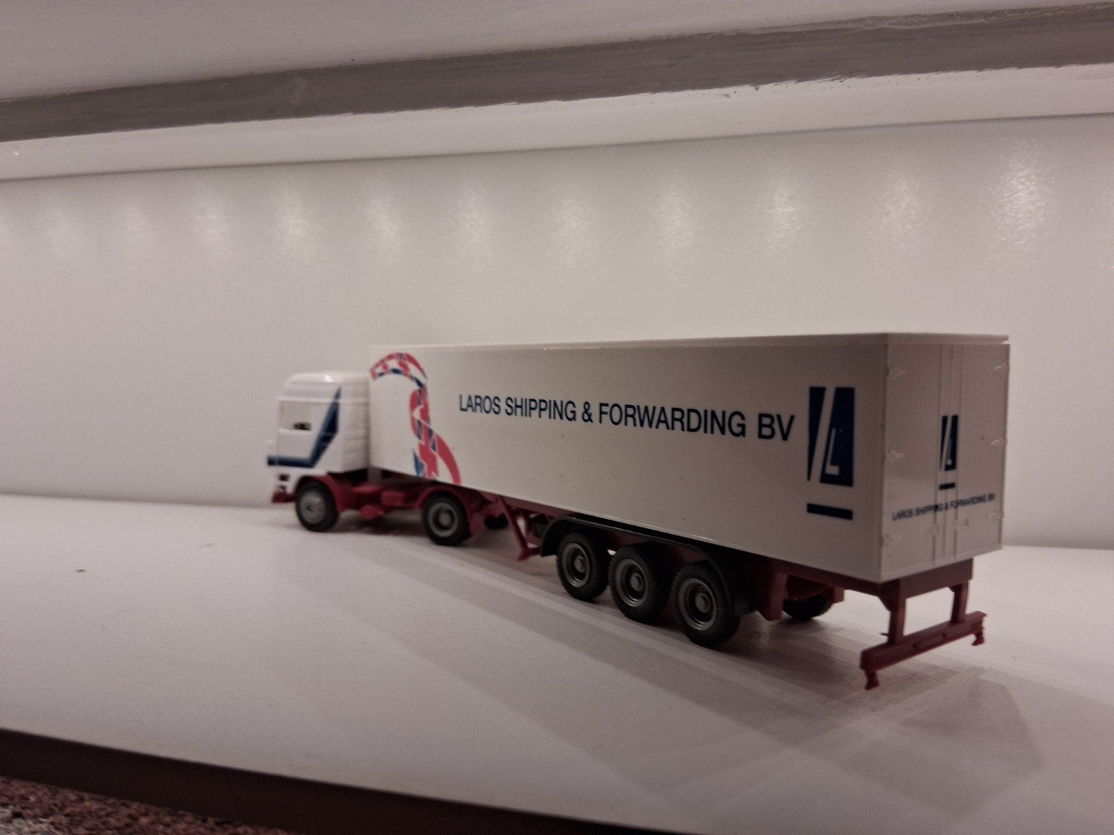 Herpa Volvo F16 Laros Shipping & Forwarding BV, Ophalen of Verzenden, Zo goed als nieuw, Bus of Vrachtwagen, Herpa