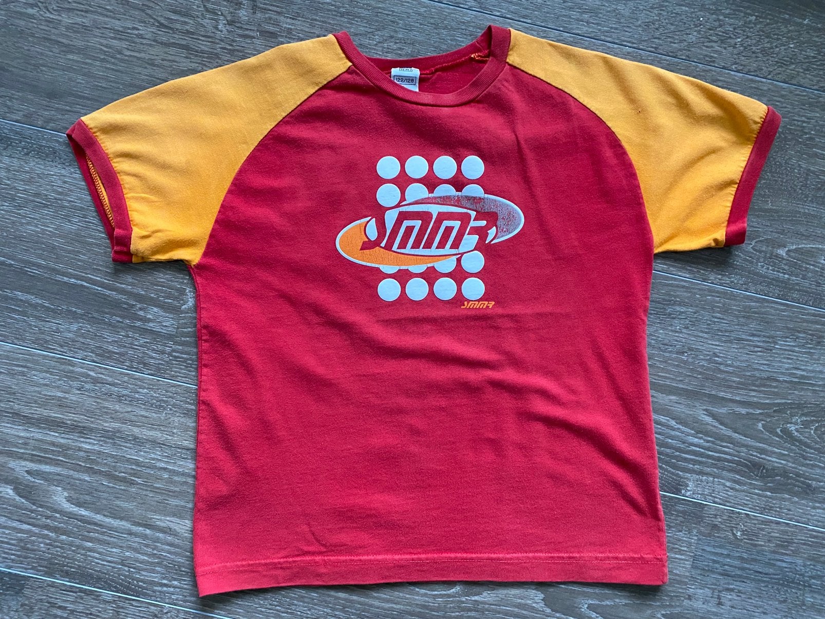 Jongens t-shirt rood met ORANJE maat 122 / 128 van HEMA, Gebruikt, Ophalen of Verzenden, Shirt of Longsleeve, Hema