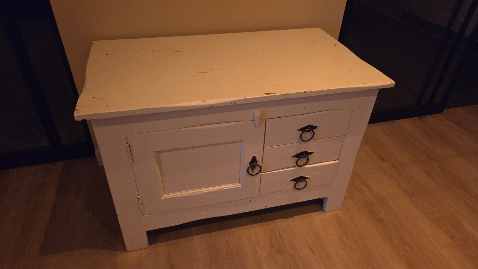 Foto 2 van Brocante tv-kastje met 3 lades – wit