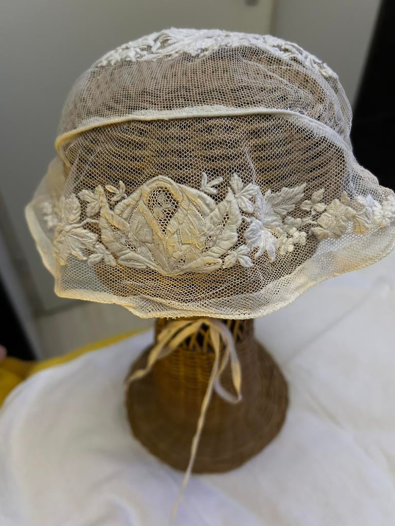 Antiek mutsje bonnet, veel kant en borduurwerk, Antiek en Kunst, Antiek | Kleding en Accessoires, Ophalen of Verzenden, Kinderen