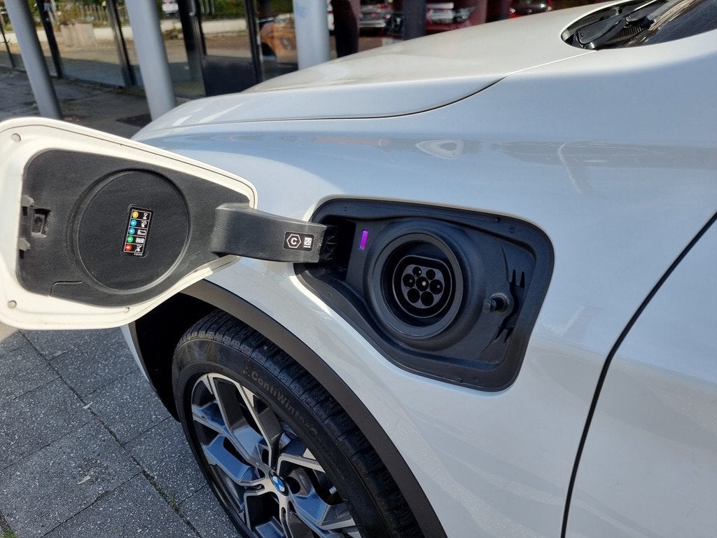 BMW X1 xDrive25e X Line | Panorama | Leder | Widescreen | Ze, Gebruikt, Leder en Stof, Wit, Bedrijf