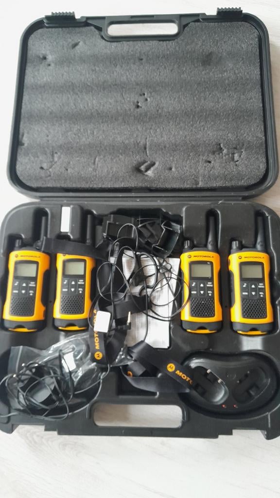 Motorola Walkie Talkie Set - 4 Stuks met Koffer, Telecommunicatie, Portofoons en Walkie-talkies, Ophalen, Gebruikt, Met broekklem