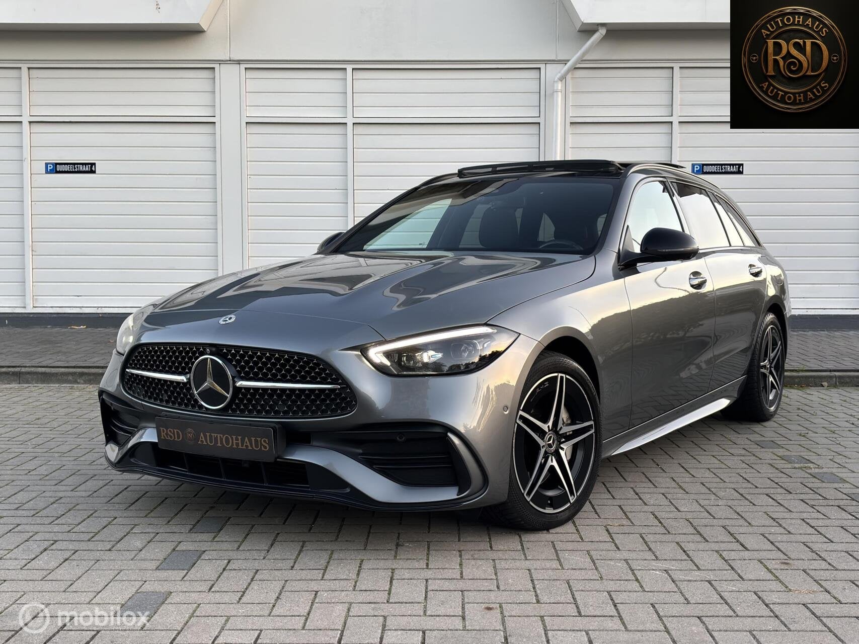 Mercedes C-klasse Estate 300 e AMG Pano luchtvering trekhaak, Auto's, Automaat, Achterwielaandrijving, Gebruikt, Zwart