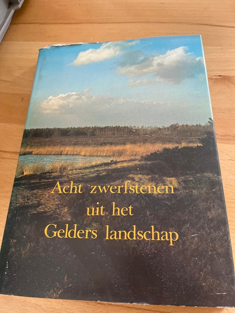Acht zwerfstenen uit het Gelders landschap - 1979, Ophalen of Verzenden, Gelezen