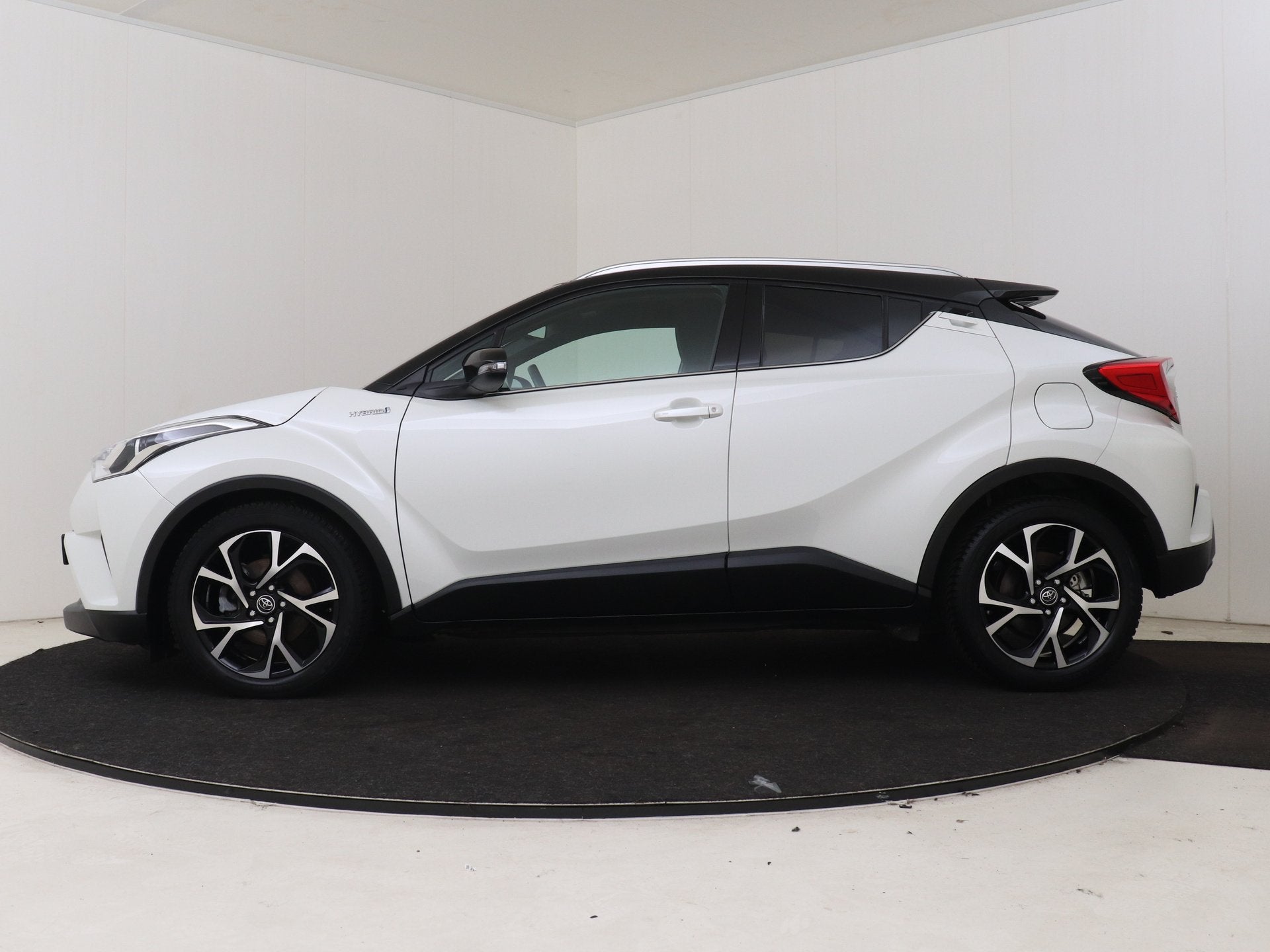 Toyota C-HR 1.8 Hybrid Style Bi-Tone | Navigatie | Stoelverw, 12 maanden, Stof, 4 cilinders, 26 km/l