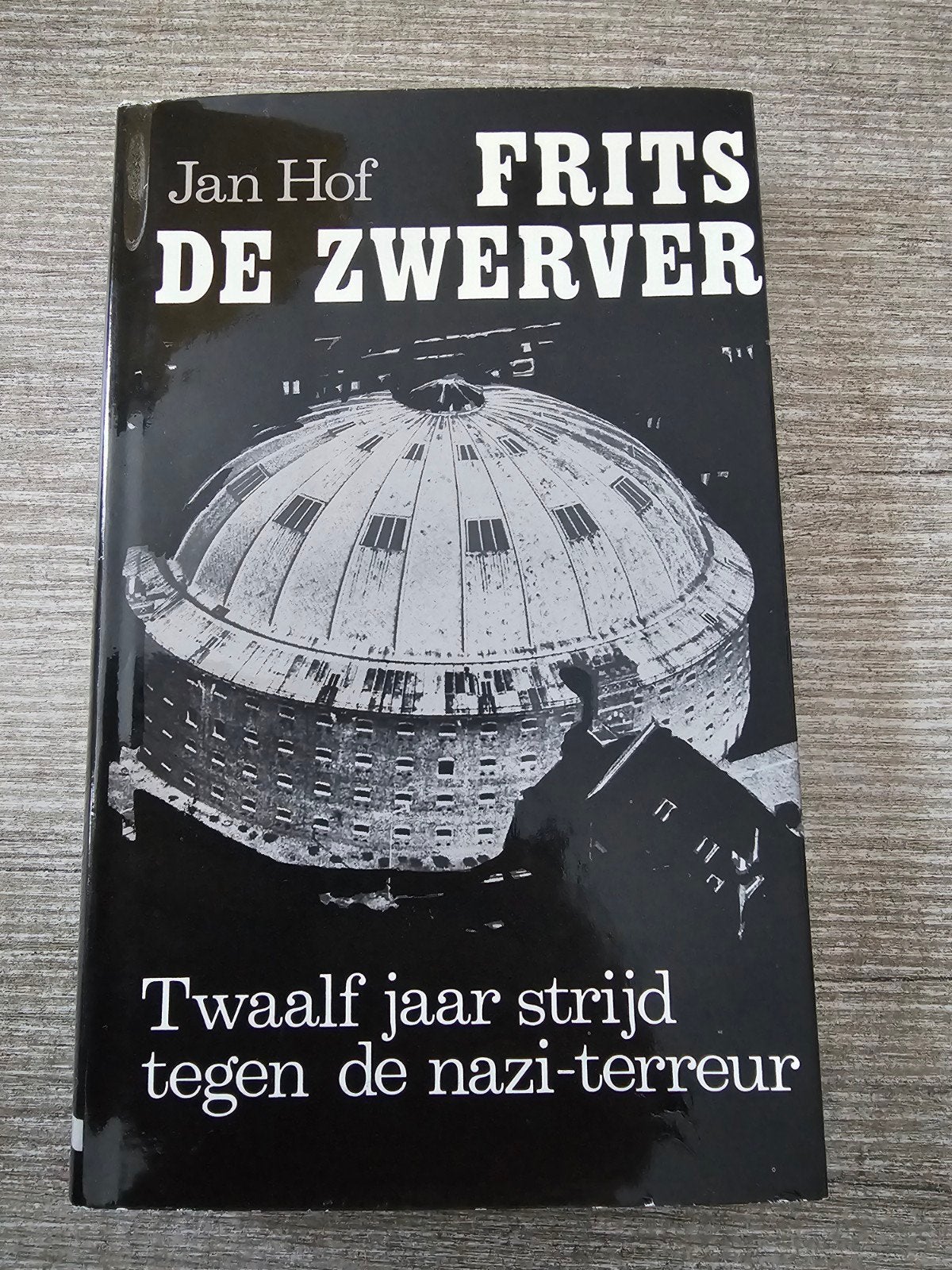 Frits de Zwerver: Twaalf jaar strijd tegen de nazi-terreur, Ophalen of Verzenden, Gelezen, Jan Hof