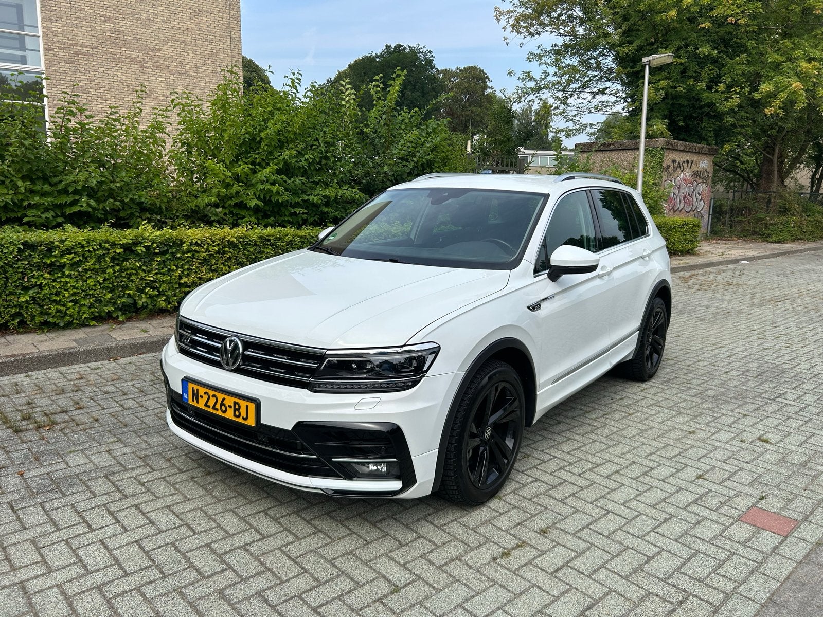 Volkswagen Tiguan 2.0 TSI R LINE 180pk 4Motion DSG 2018 Wit, Automaat, Parkeerassistent, Zwart, 4 cilinders