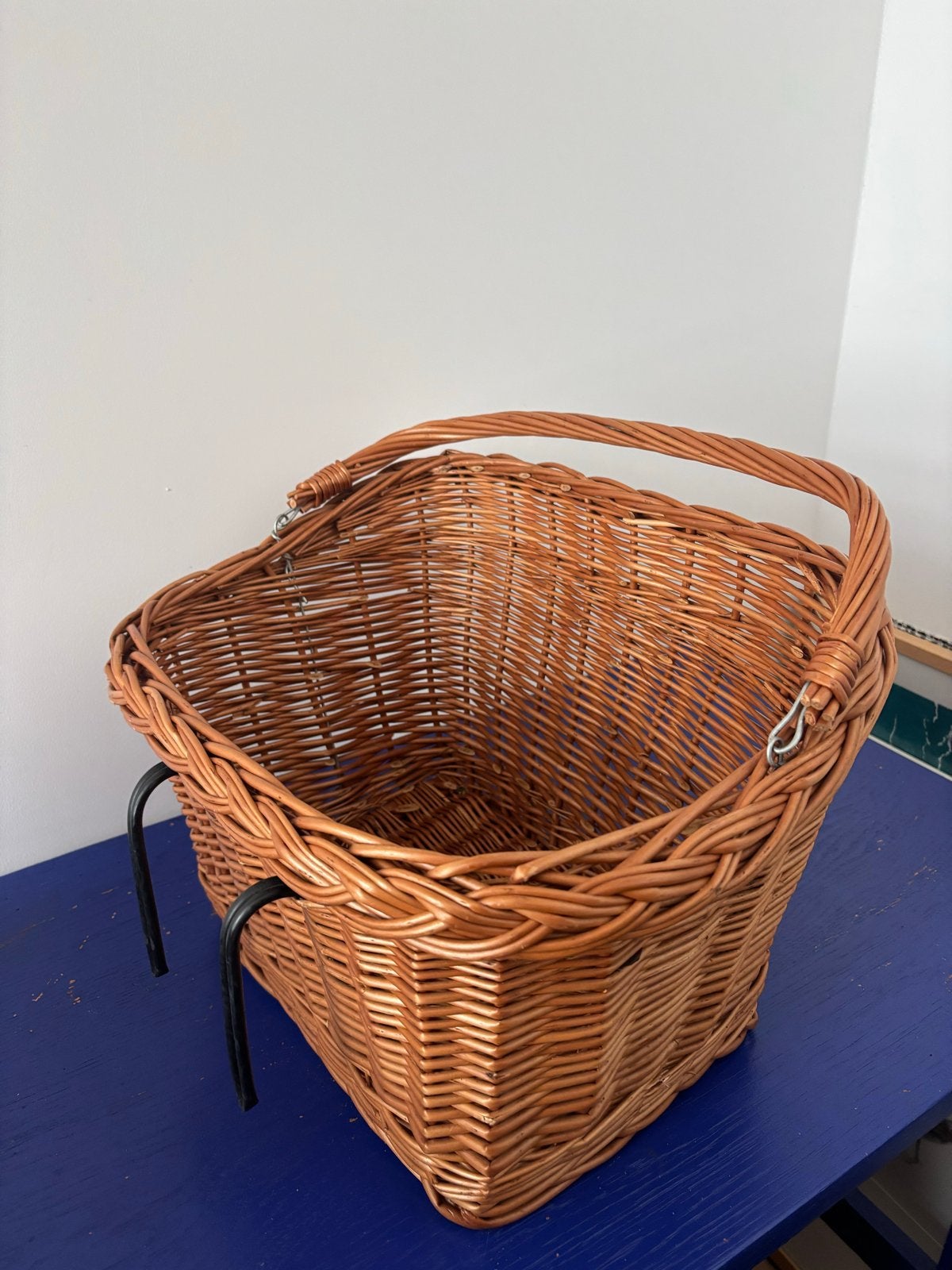 Vintage Rotan fietsmand met stuurbevestiging, Ophalen, Gebruikt, Fietsmand, Stuurbevestiging
