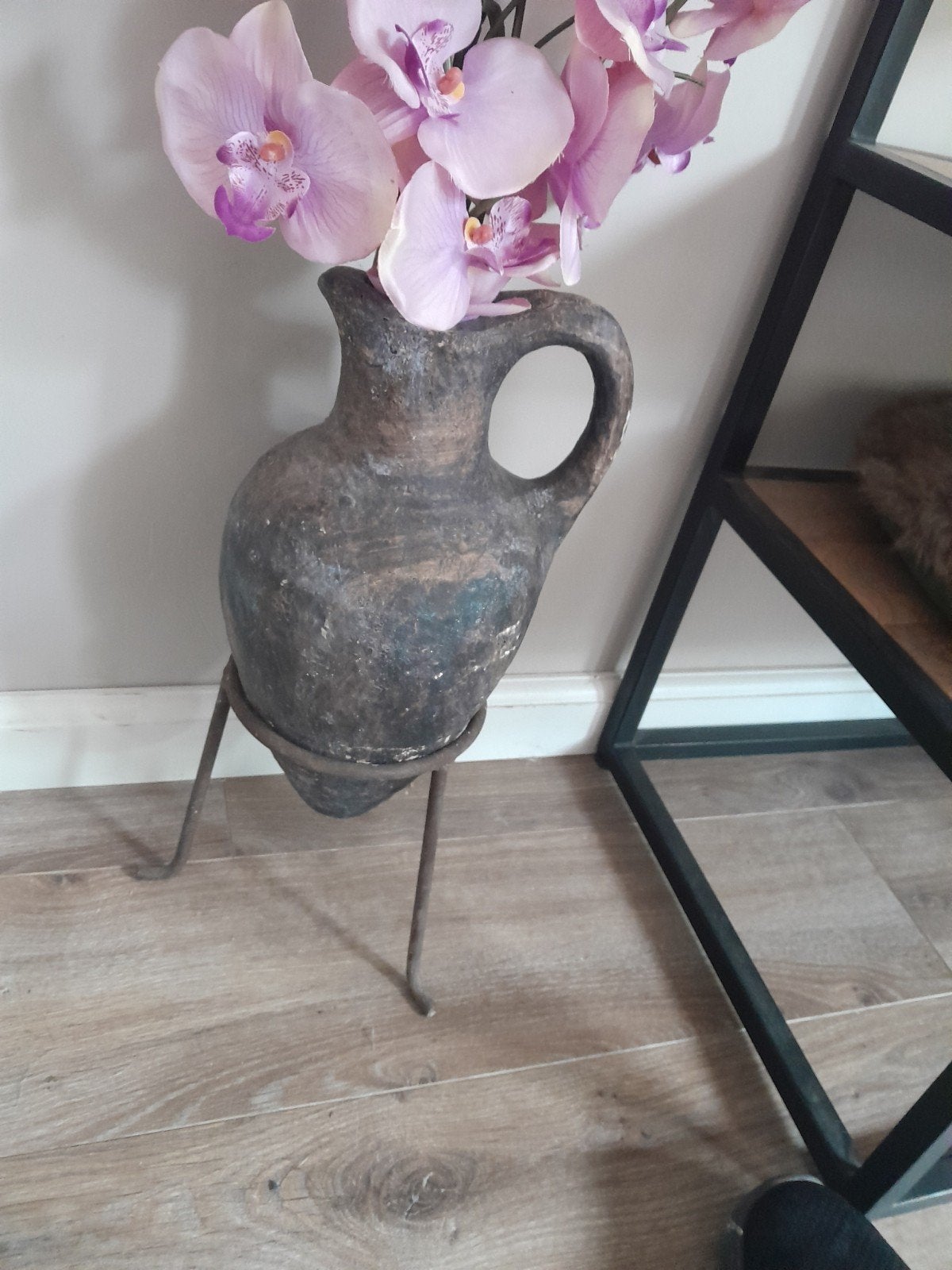 Decoratieve Aarden Kruik met Metalen Standaard, Ophalen of Verzenden