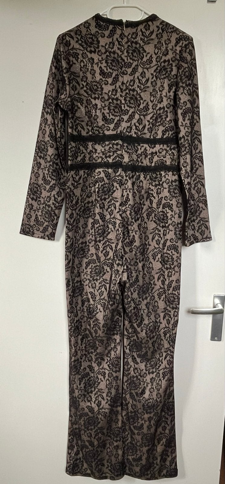 Elegante jumpsuit met kantpatroon, Ophalen of Verzenden, Zo goed als nieuw, Maat 38/40 (M), Beige