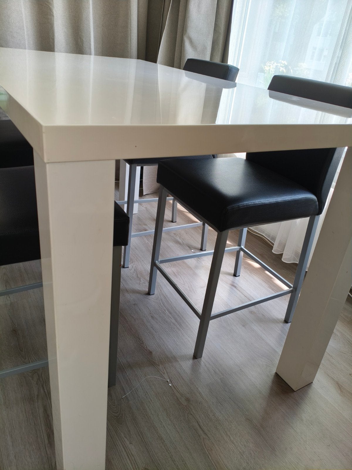 Hoge eettafel met 4 leren stoelen - Pronto (1,5 jaar oud), Overige materialen, Zo goed als nieuw, Vier personen, Rechthoekig