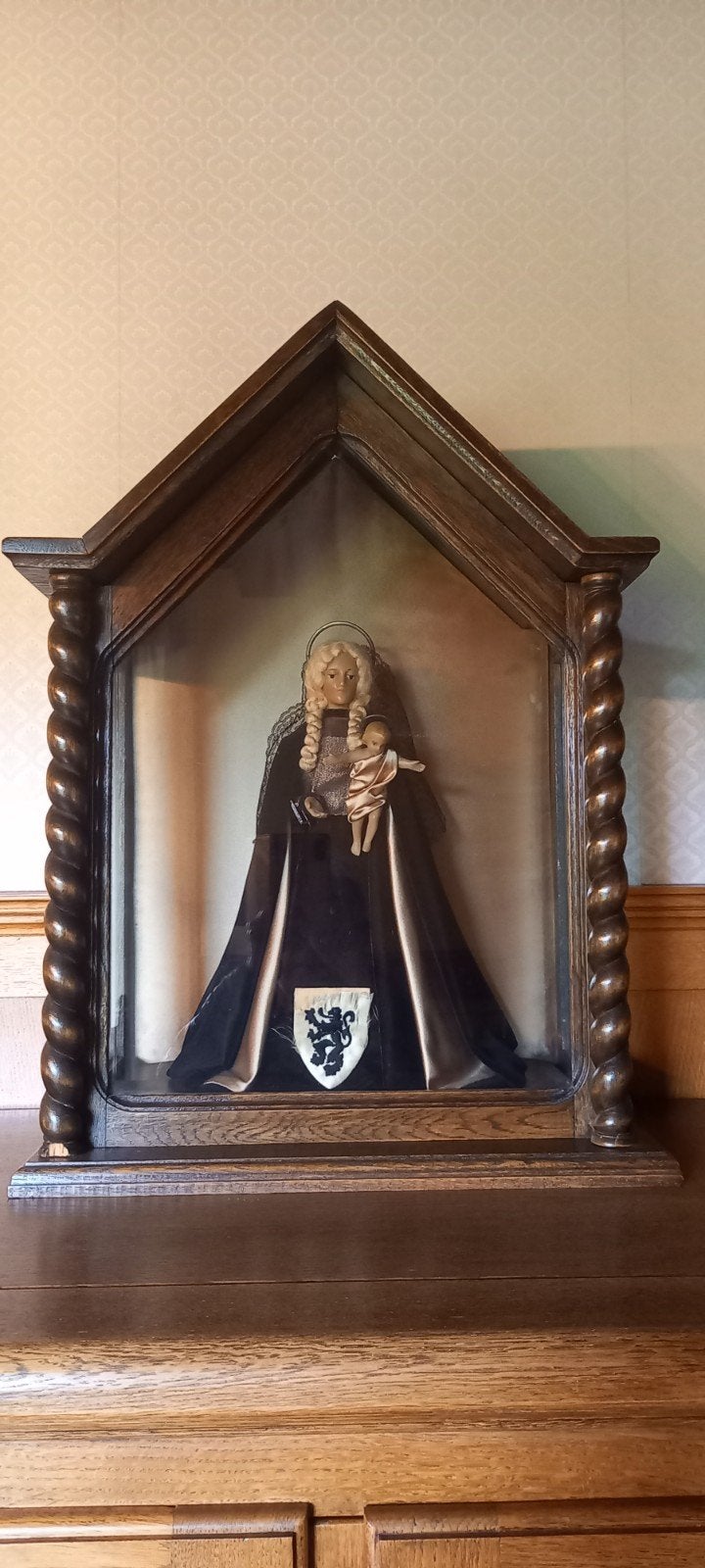 Maria met kindje Jezus in houten vitrine, Ophalen