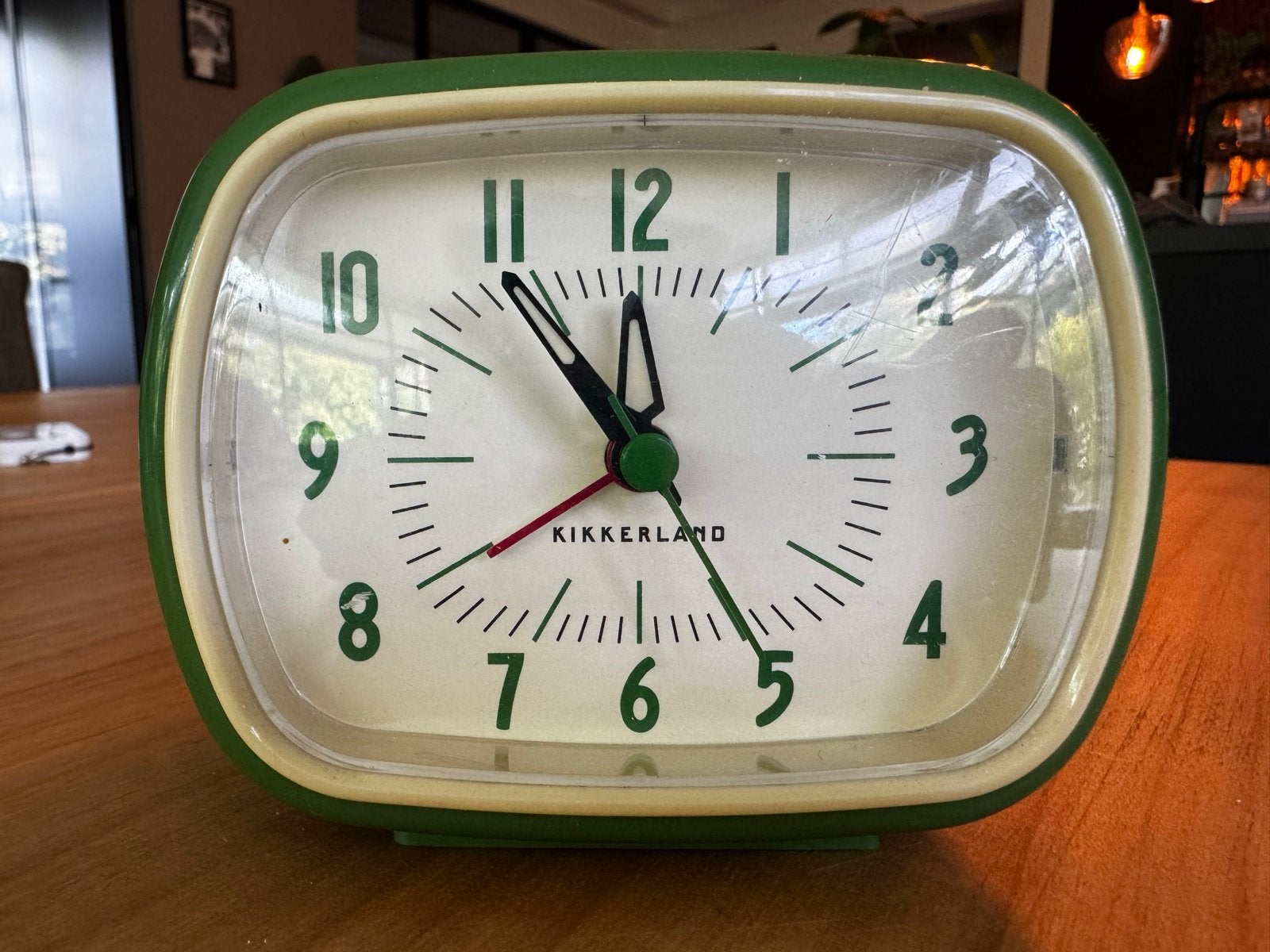 Retro wekker Kikkerland - Groen, analoog design, Ophalen of Verzenden, Zo goed als nieuw, Analoog