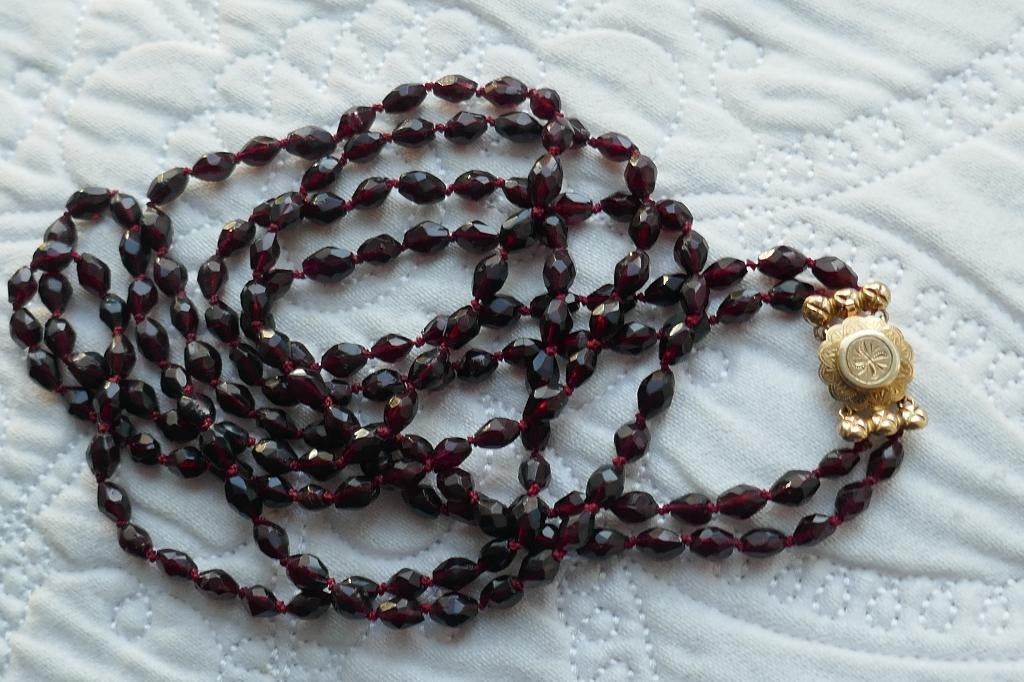 Granaten ketting met gouden sier slot, Verzenden, Goud, Ketting, Met edelsteen