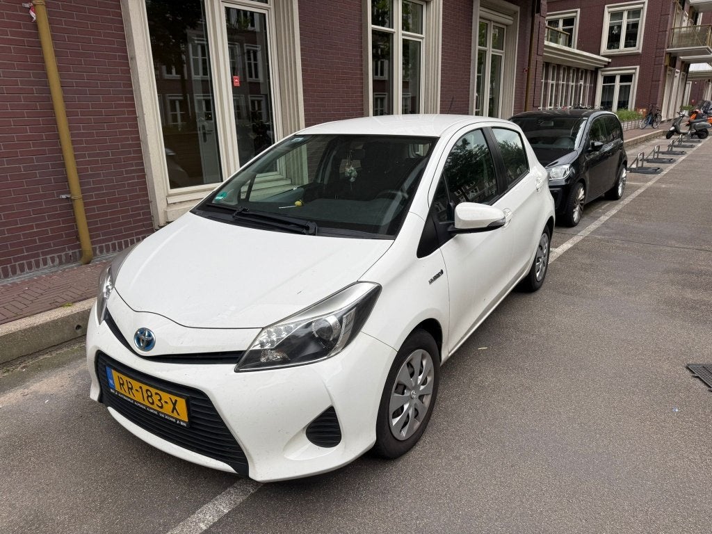 Toyota Yaris 1.5 Full Hybrid CVT 5DR 2012 Wit, Euro 5, 74 pk, Zwart, 4 cilinders