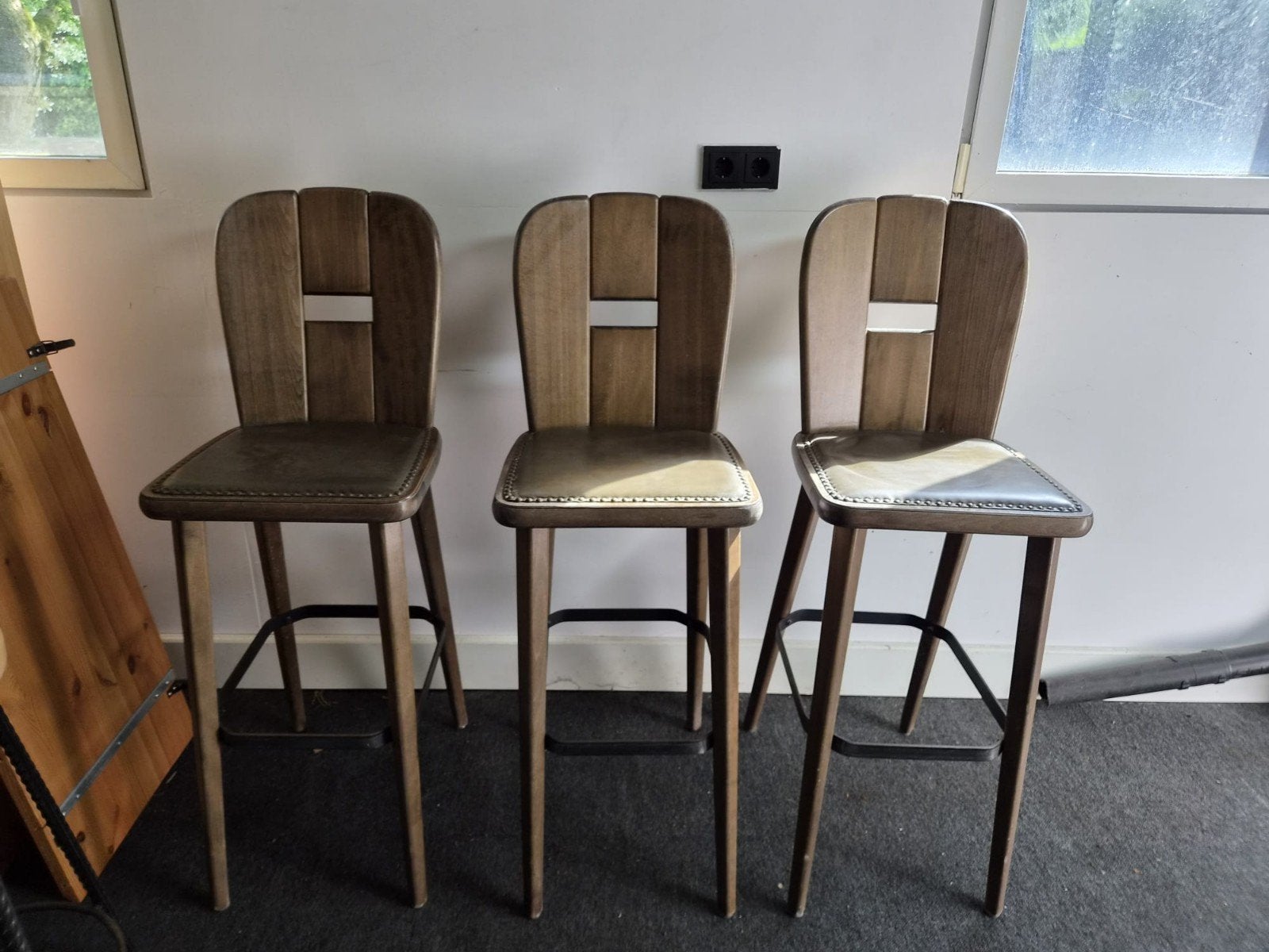 3 Hoge robuuste eikenhouten barstoelen met groene bekleding, Ophalen, Gebruikt, Met voetsteun, 90 cm of meer