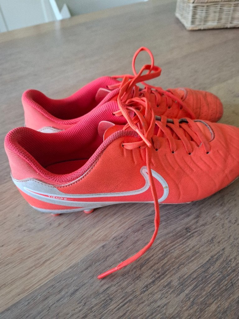Nike Tiempo voetbalschoenen - koraal - maat 38,5, Gebruikt, Maat XS of kleiner, Schoenen, Ophalen of Verzenden