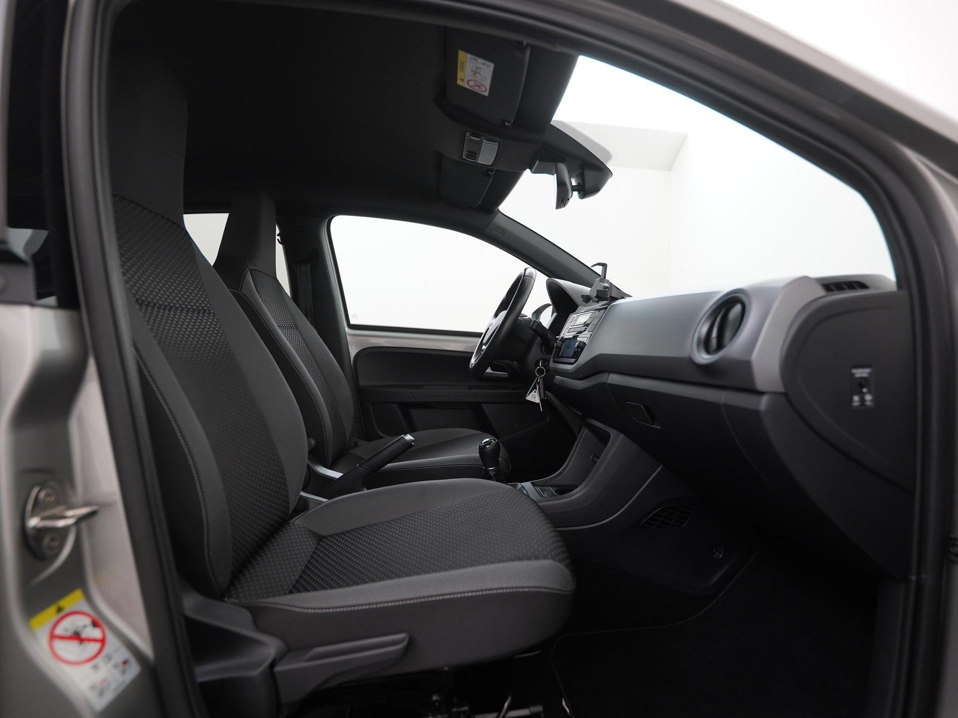 Volkswagen Up! 1.0 Fortaleza | Camera | Stoelverwarming | Zo, 12 maanden, Stof, Gebruikt, 4 stoelen