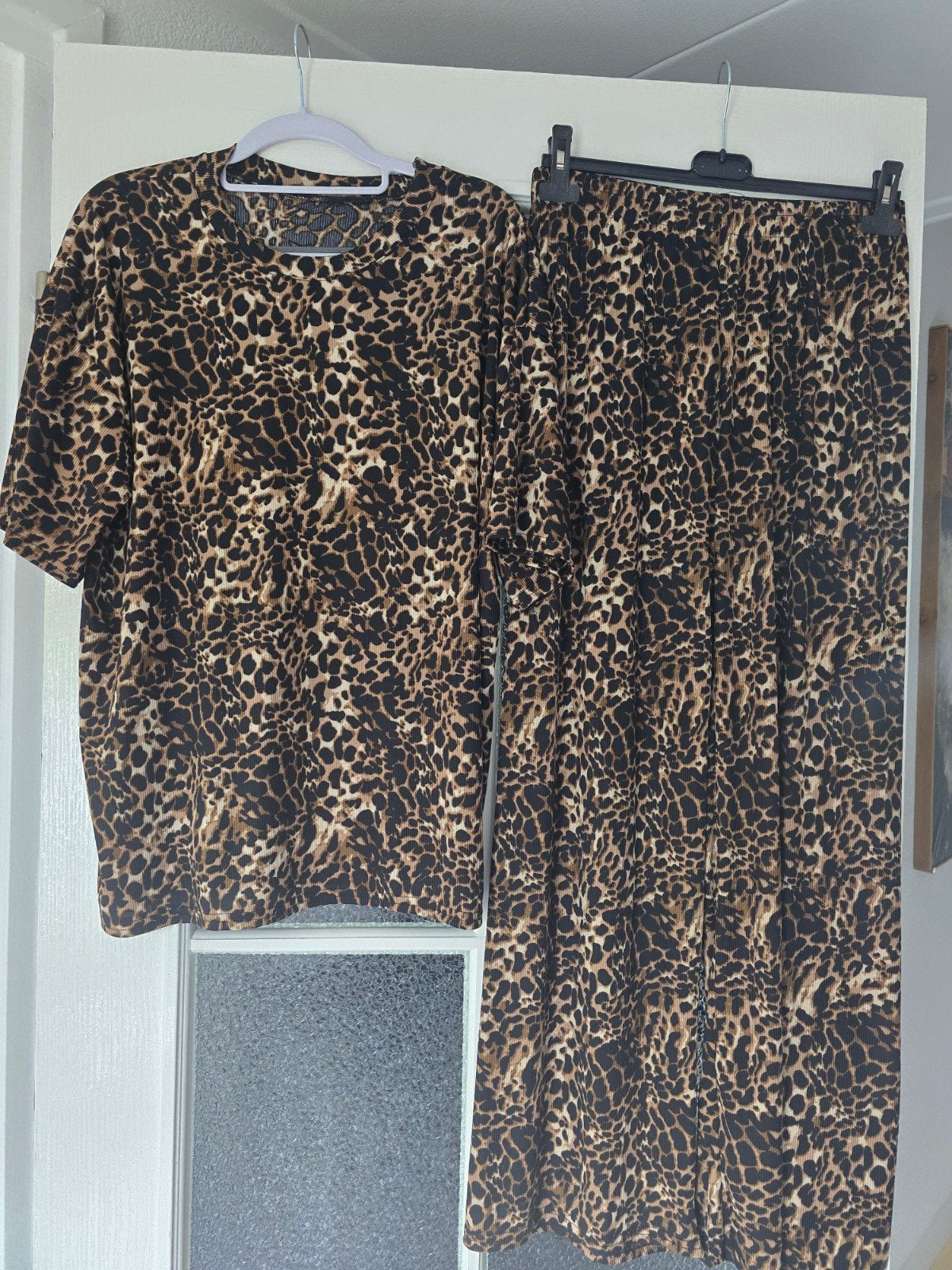 nieuw 2delig pak panter 38 40 42 44, Ophalen of Verzenden, Nieuw, Maat 42/44 (L), Bruin