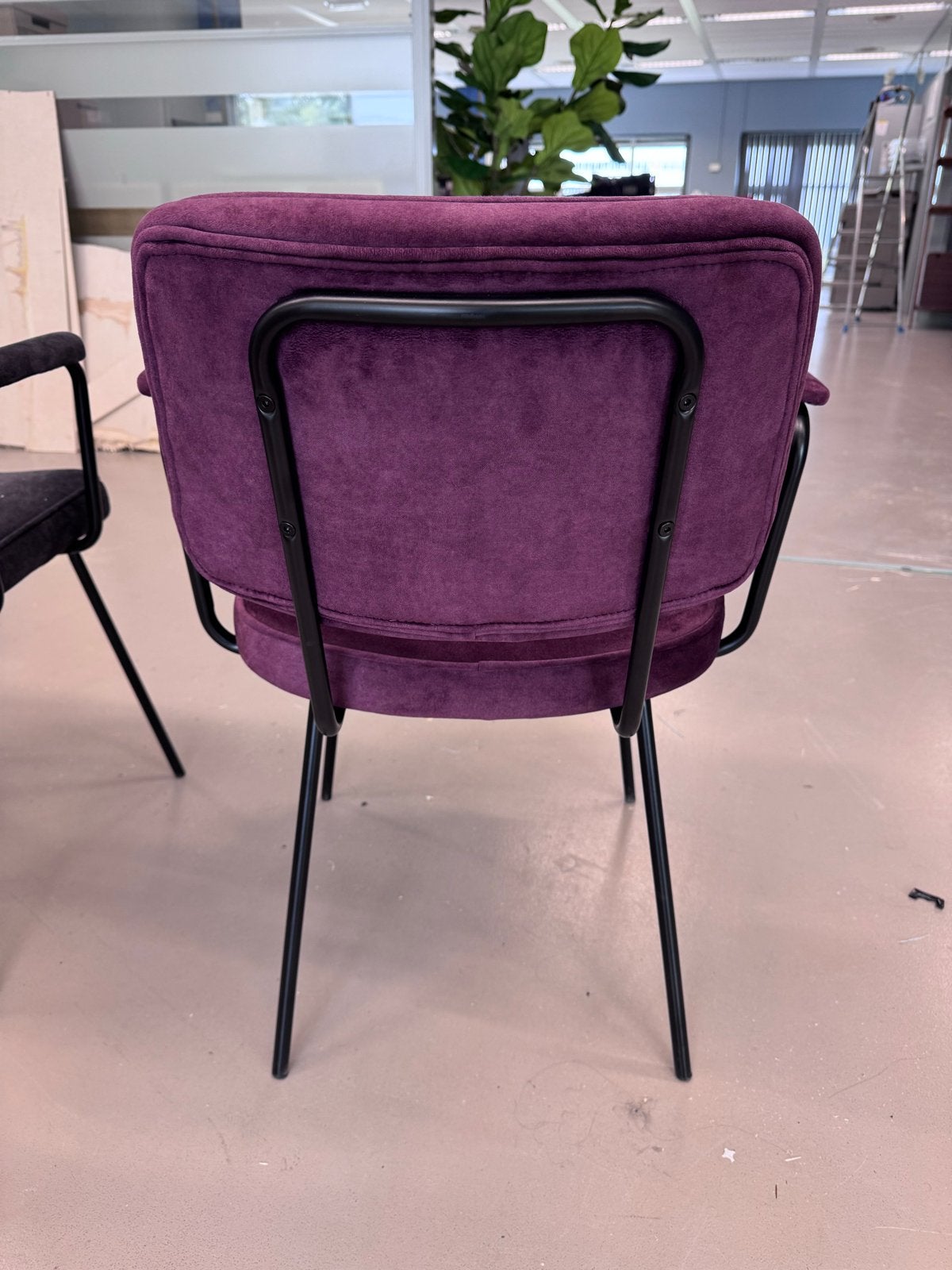Foto 3 van Design Armstoel Paars Velvet - Zwart Metaal Frame