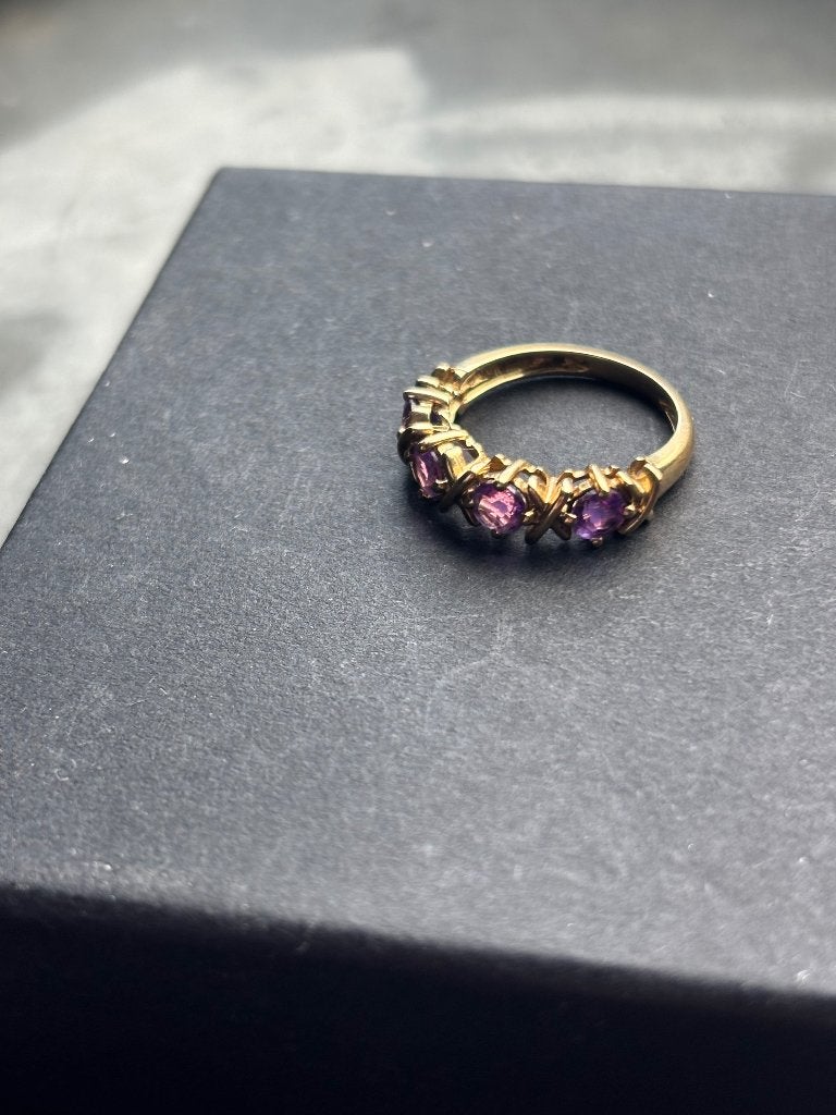 9 karaat gouden ring met paarse stenen, Sieraden, Tassen en Uiterlijk, Gebruikt, Ophalen of Verzenden, Kleiner dan 17, Dame