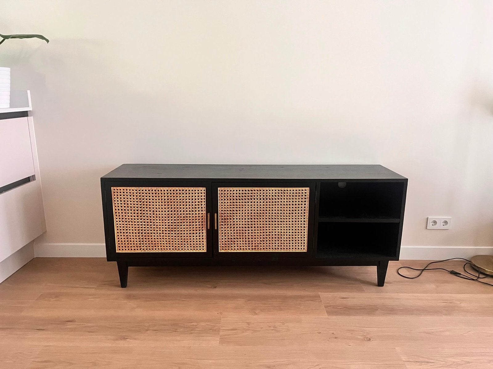 Zwart TV-meubel met rotan deuren, Ophalen, Gebruikt, 100 tot 150 cm, Minder dan 100 cm