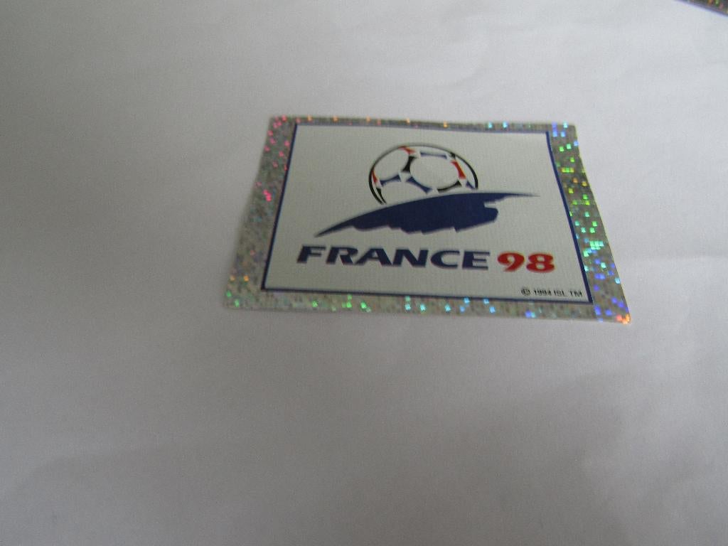 WK FRANCE 98 BADGE EMBLEEM NR. 2, Ophalen of Verzenden, Nieuw, Buitenlandse clubs, Poster, Plaatje of Sticker