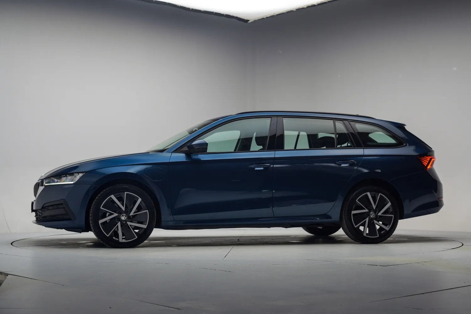 Skoda Octavia Combi 1.4 TSI PHEV iV Business Edition [ Virtu, Dealer onderhouden, Gebruikt, 4 cilinders, Blauw