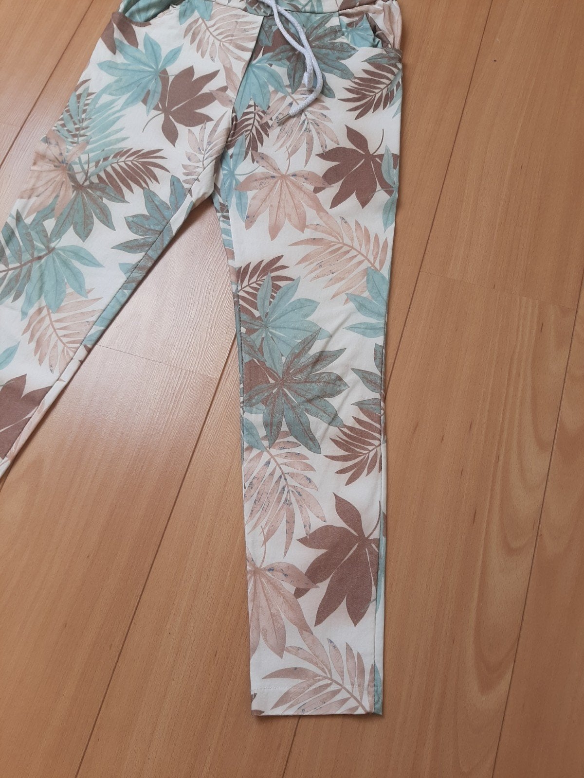 Gebloemde broek maat 40/42, Kleding | Dames, Broeken en Pantalons, Meerkleurig, Maat 42/44 (L), Ophalen of Verzenden, Lang