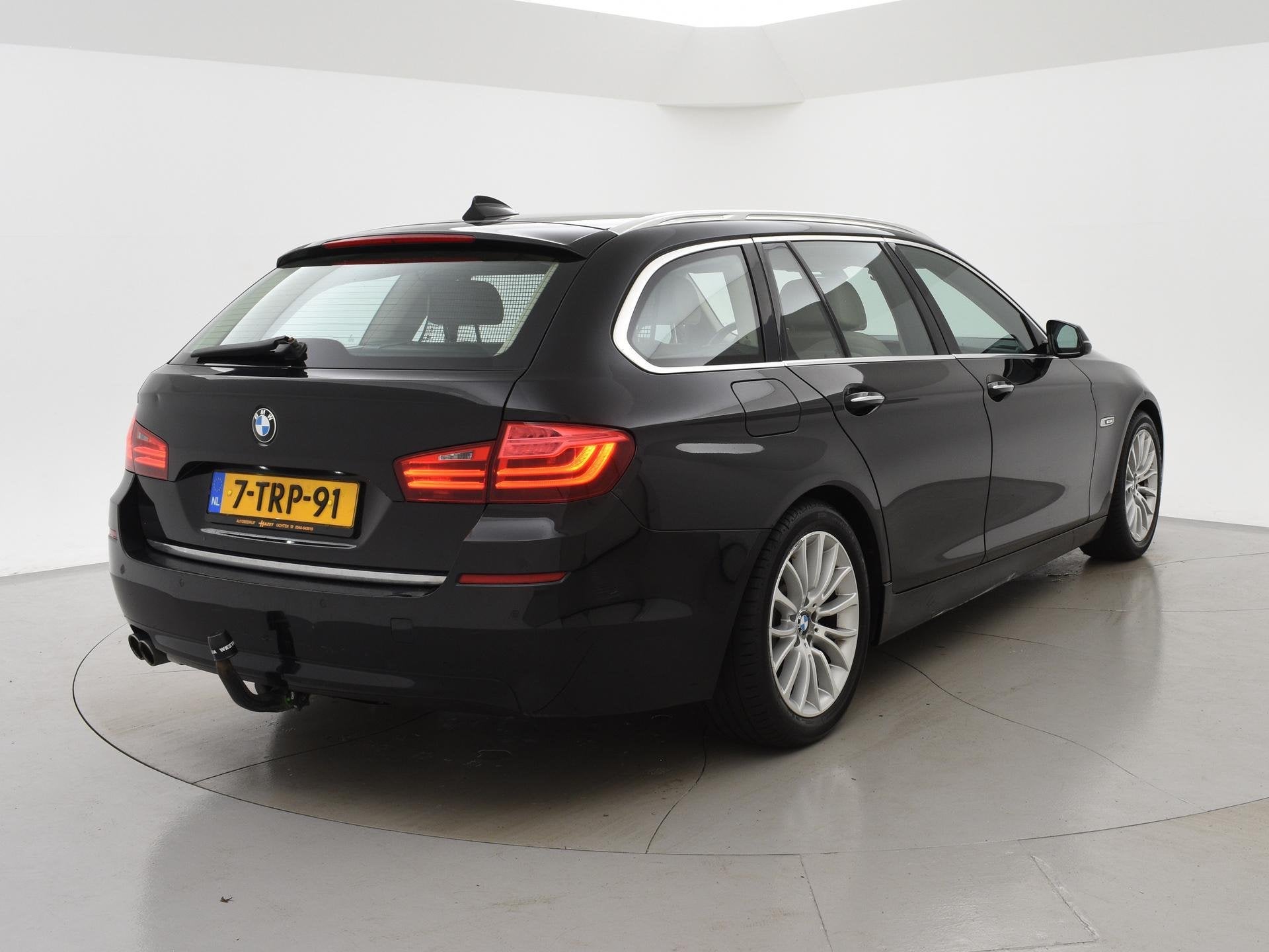 BMW 5-serie Touring 520D 184 PK AUT. LUXURY + COMFORTSTOELEN, Automaat, Achterwielaandrijving, 2000 kg, Zwart