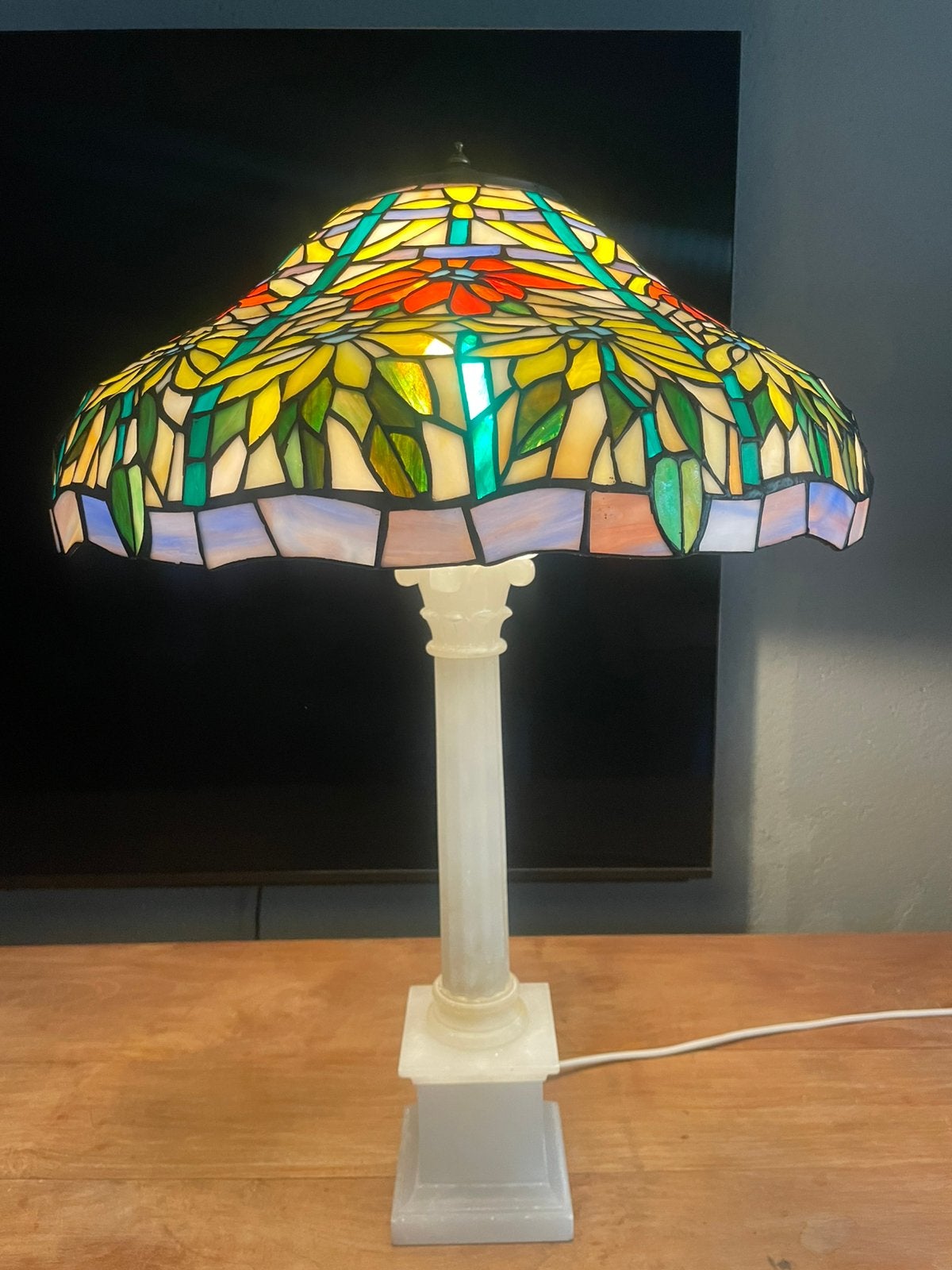 Art nouveau tiffany tafellamp met albast voet 68 x 48, Huis en Inrichting, Lampen | Tafellampen, Ophalen, Zo goed als nieuw