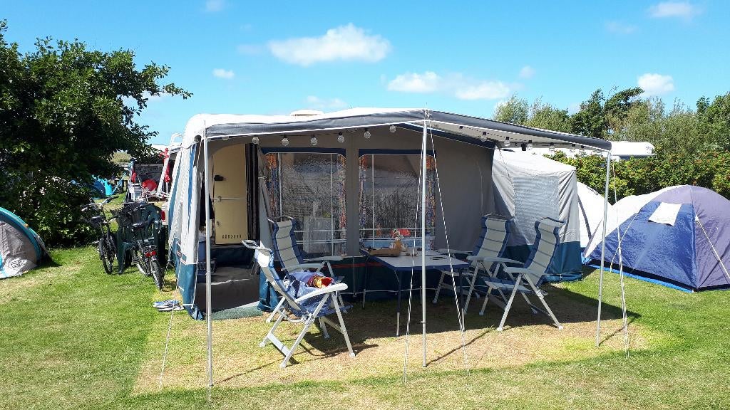 Kip Greyline 42 TTZ incl overdekte stalling, 2 aparte bedden, Kachel, Kip, Treinzit