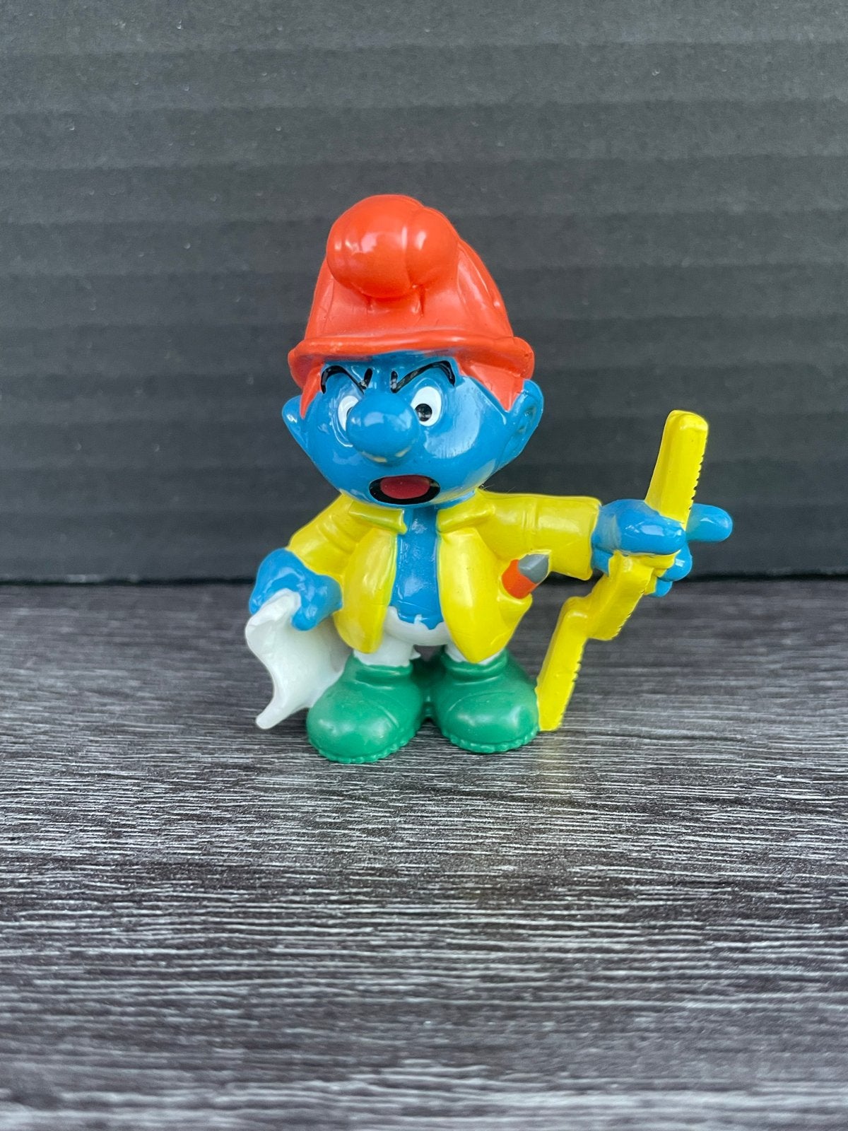 Smurf bouwmeester met Gele Jas en Rode Hoed met Stokje, Ophalen of Verzenden, Gebruikt, Overige Smurfen, Poppetje, Figuurtje of Knuffel