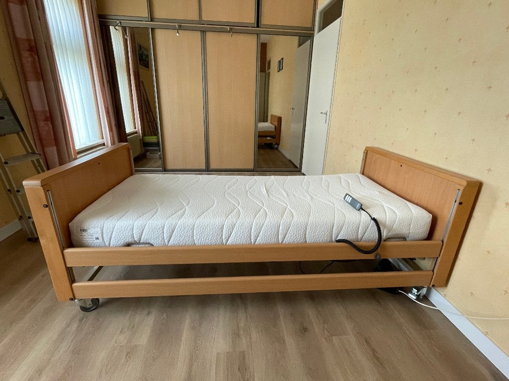 Thuasne verpleegbed elektrisch, Huis en Inrichting, Slaapkamer | Bedden, Ophalen, 90 cm, Eenpersoons, Bruin