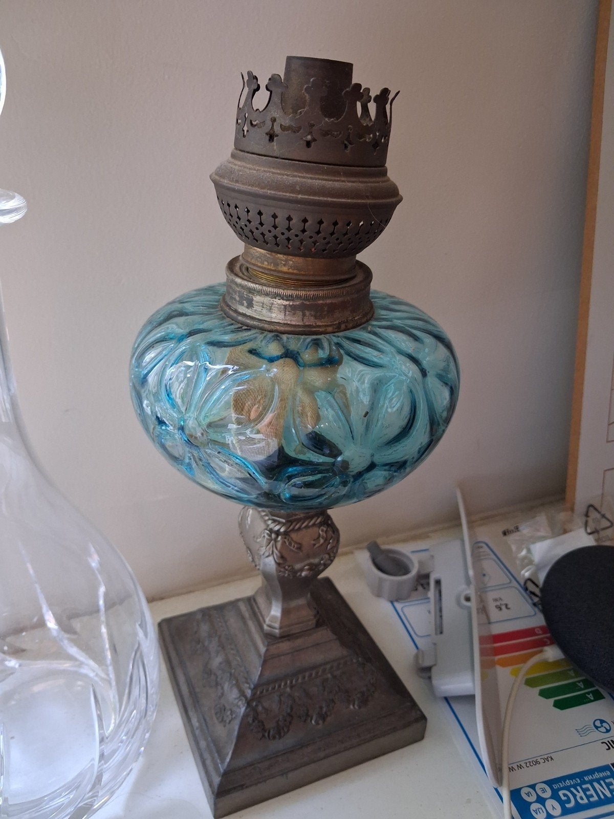 Antieke olielamp met blauw glazen reservoir, Antiek en Kunst, Ophalen of Verzenden