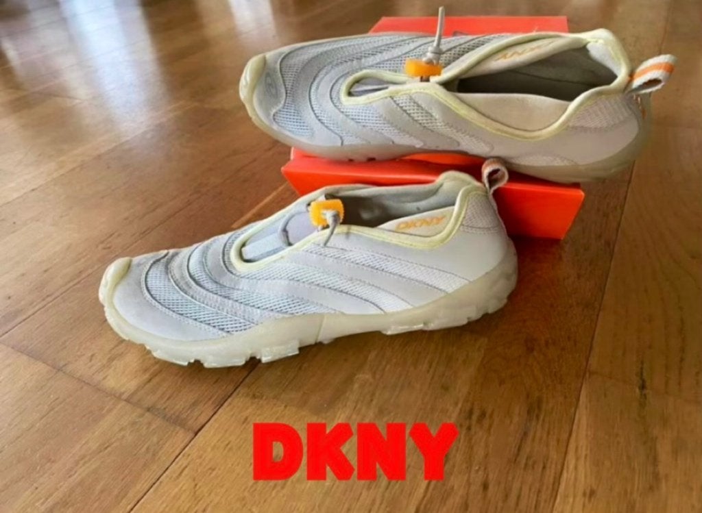 DKNY beige sneakers. Maat 40 Nieuw in doos., Ophalen of Verzenden, Nieuw, Beige, Schoudertasje
