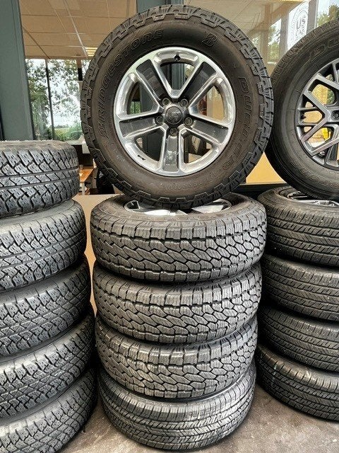 Jeep Wrangler JL 5x 18 inch velg Bridgestone Dueler All-ter, Auto-onderdelen, Banden en Velgen, Ophalen, 18 inch, Gebruikt, 255 mm