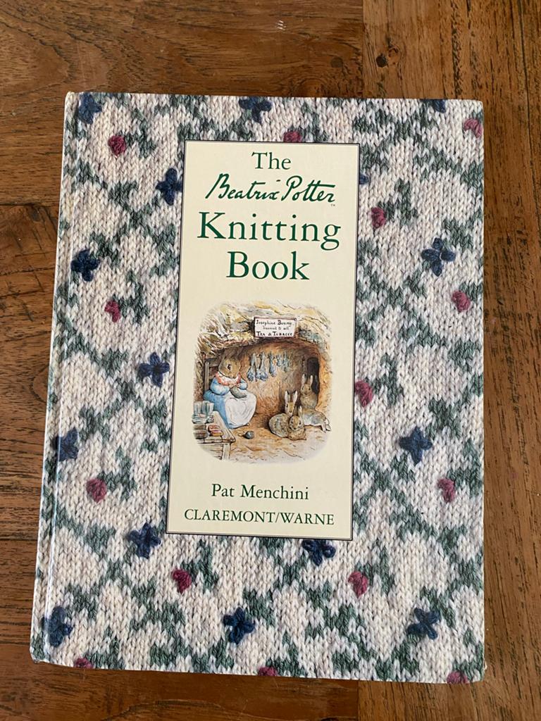 The Beatrix Potter Knitting Book - Pat Menchini, Ophalen of Verzenden, Zo goed als nieuw, Breien en Haken