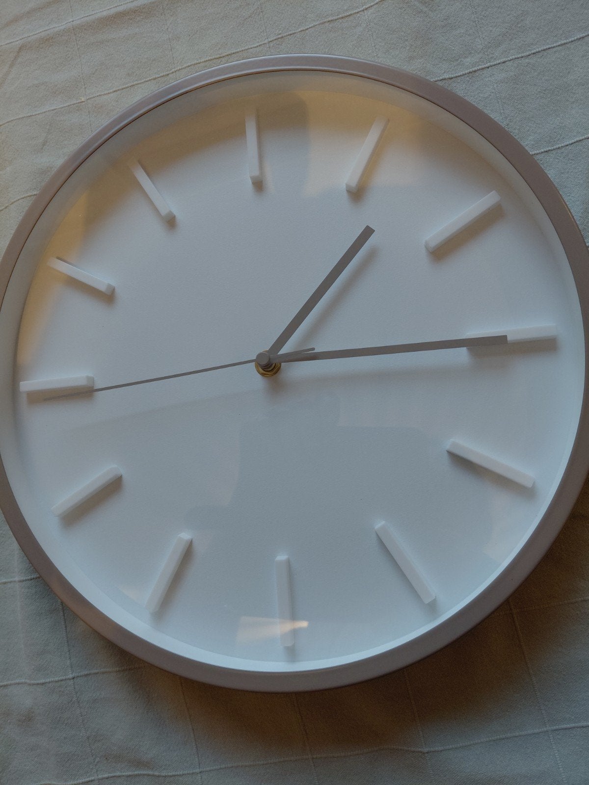 Moderne wandklok - Wit met grijze accenten, Wandklok, Wit, Analoog, Ophalen of Verzenden