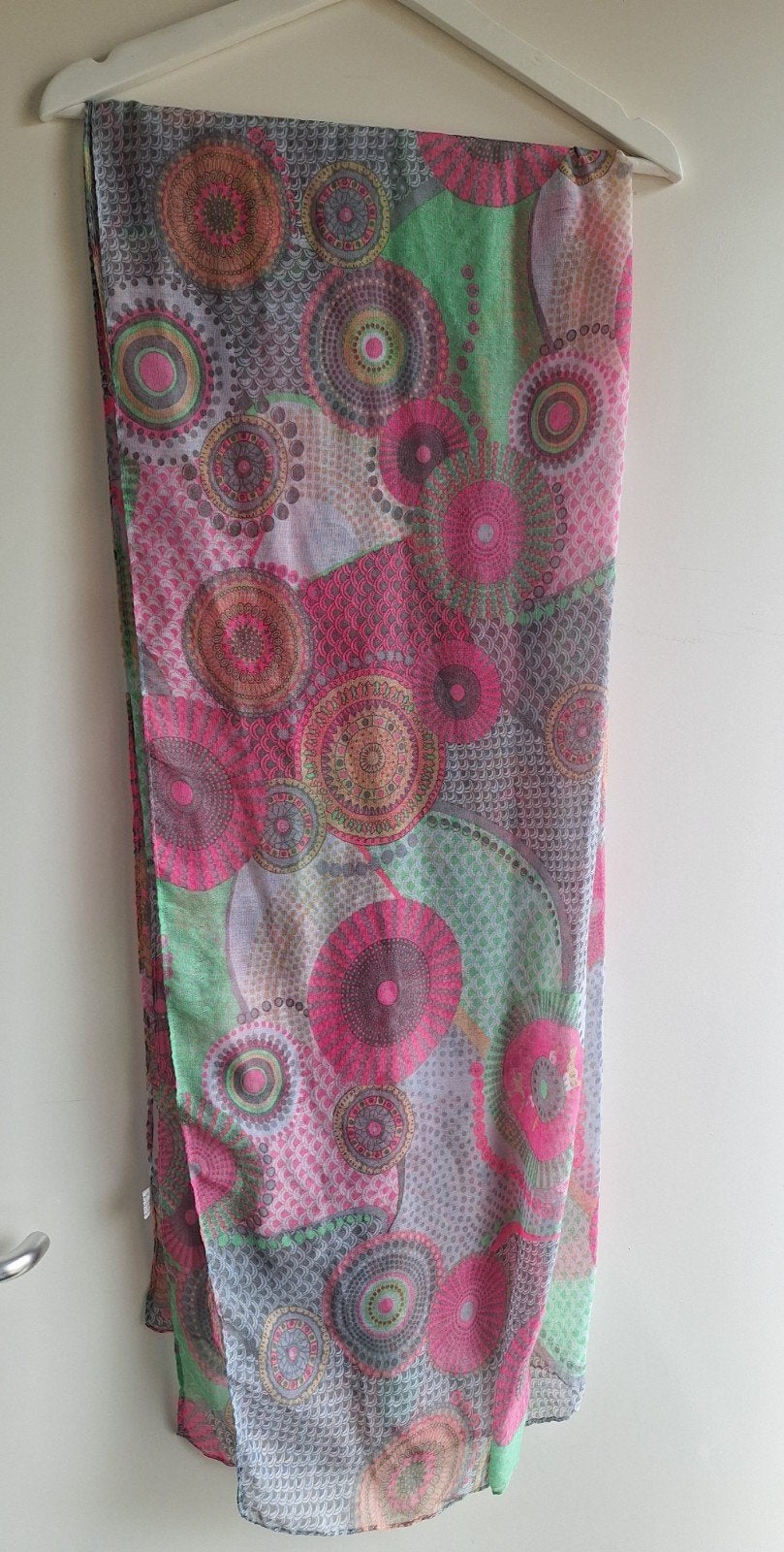 Luchtige sjaal groen roze js ondo, Kleding | Dames, Ophalen of Verzenden, Nieuw, Sjaal
