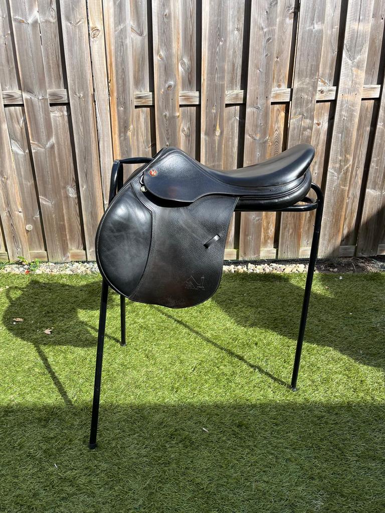 Prestige Italia “Paris” 17 inch Springzadel, Dieren en Toebehoren, Paarden en Pony's | Zadels, Ophalen, Zo goed als nieuw, Springen
