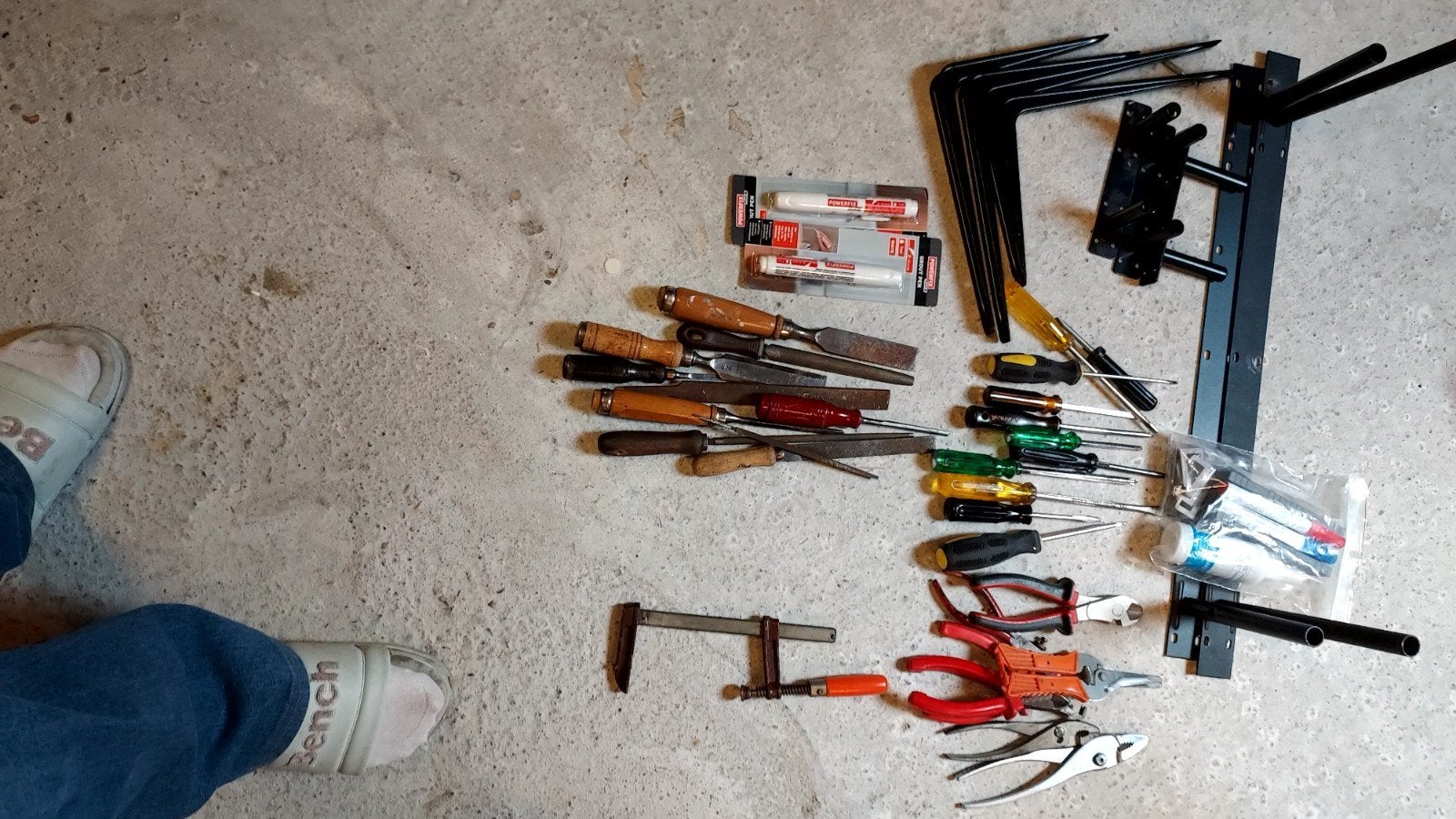 Diverse gereedschap en ophangbeugels, Ophalen