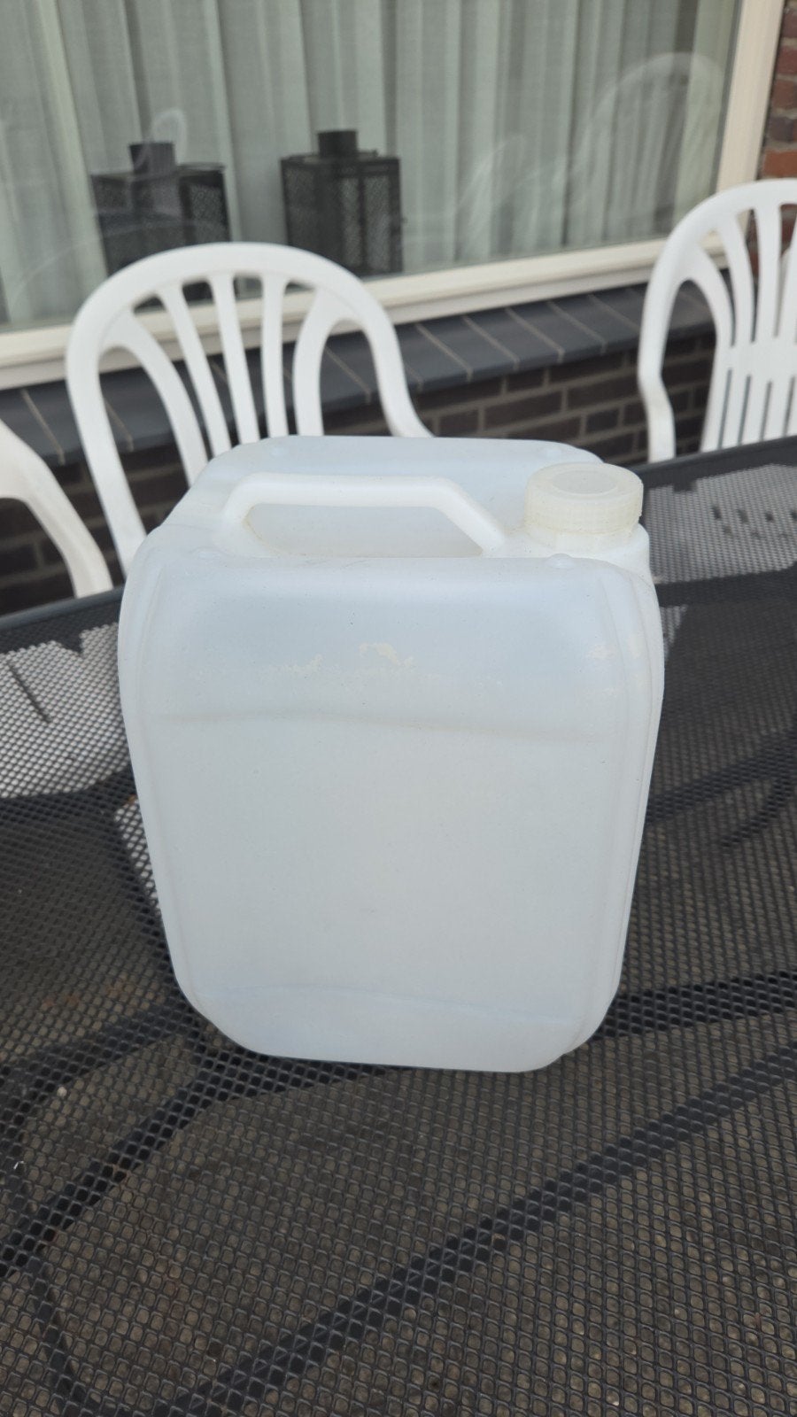 Witte kunststof jerrycan met handgreep, Huis en Inrichting, Emmers, Ophalen, Gebruikt, Kunststof, Met deksel