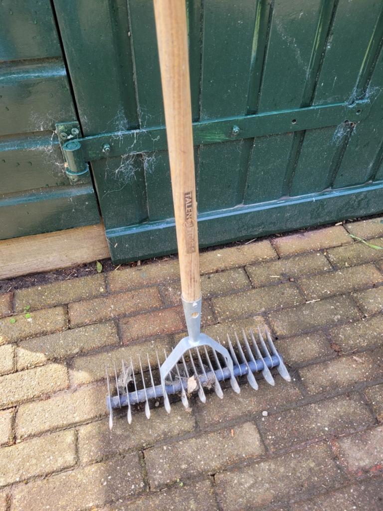 Talen tools verticuteerhark, Ophalen