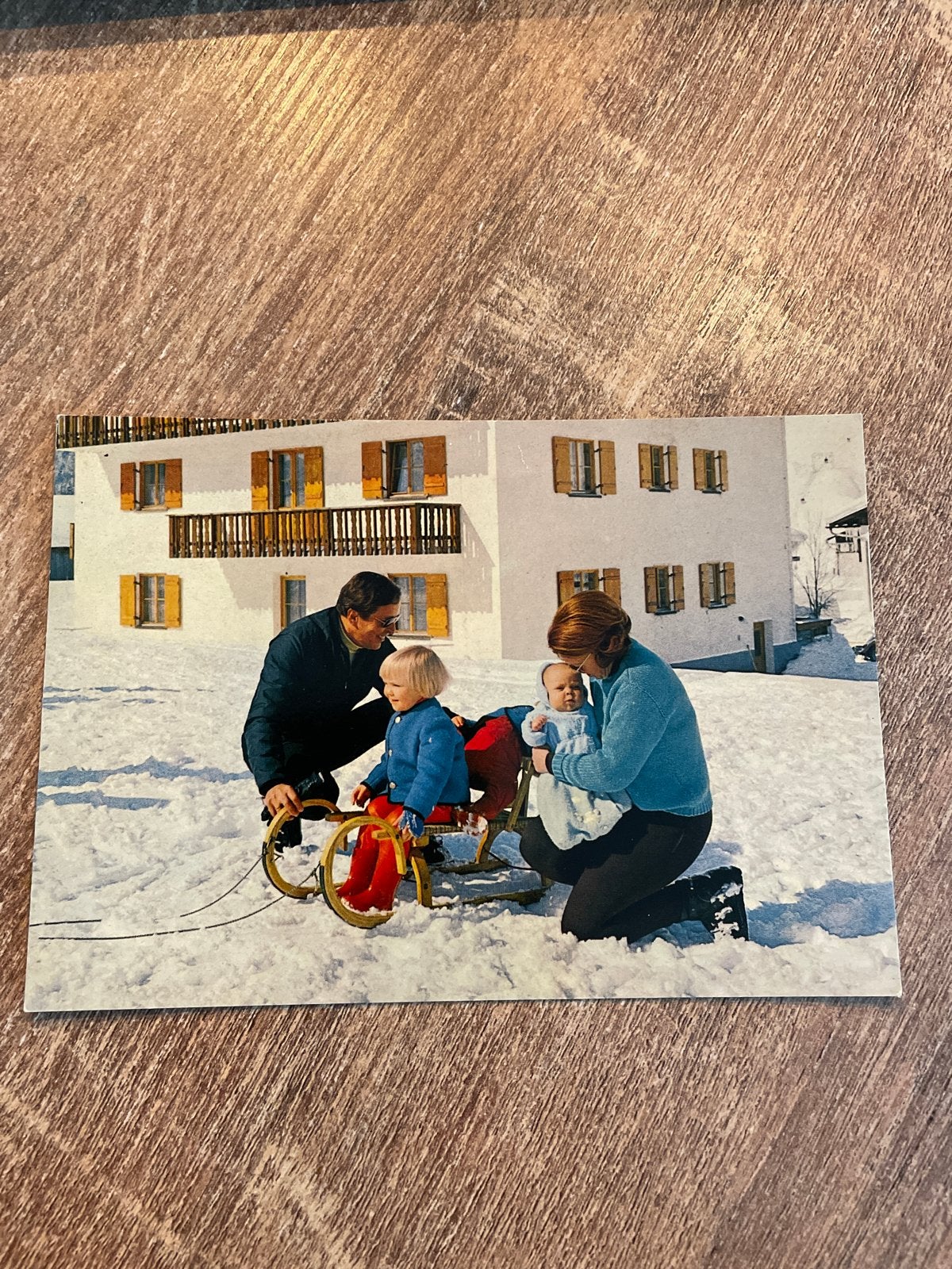 Ansichtkaart: Beatrix, Claus en kinderen op wintersport, Ophalen of Verzenden, 1960 tot 1980, Ongelopen, Politiek en Historie