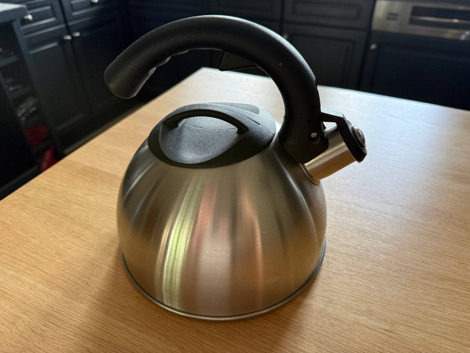 Fluitketel RVS - Zilverkleurig met Zwart Handvat, Theepot/fluitketel, Zilver, Ophalen of Verzenden, Zo goed als nieuw