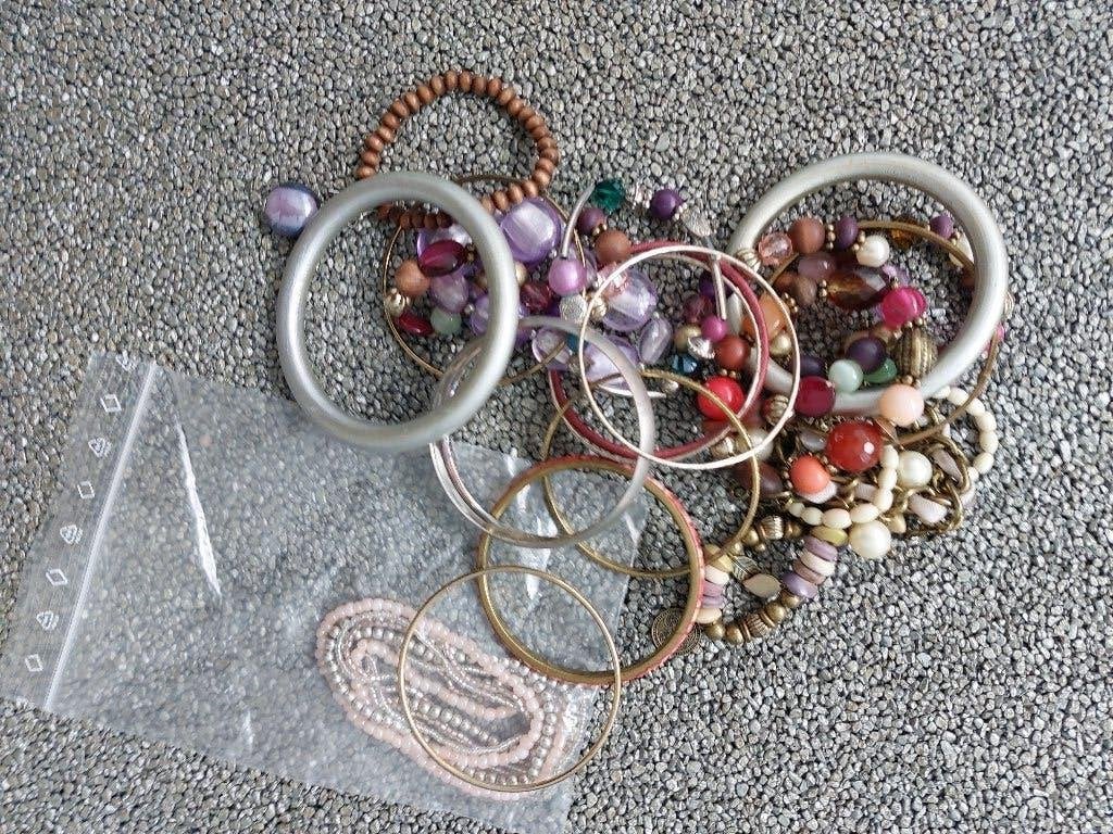 Diverse armbandjes, ringen, kettingen en oorbellen., Ophalen, Nieuw, Overige kleuren, Overige materialen